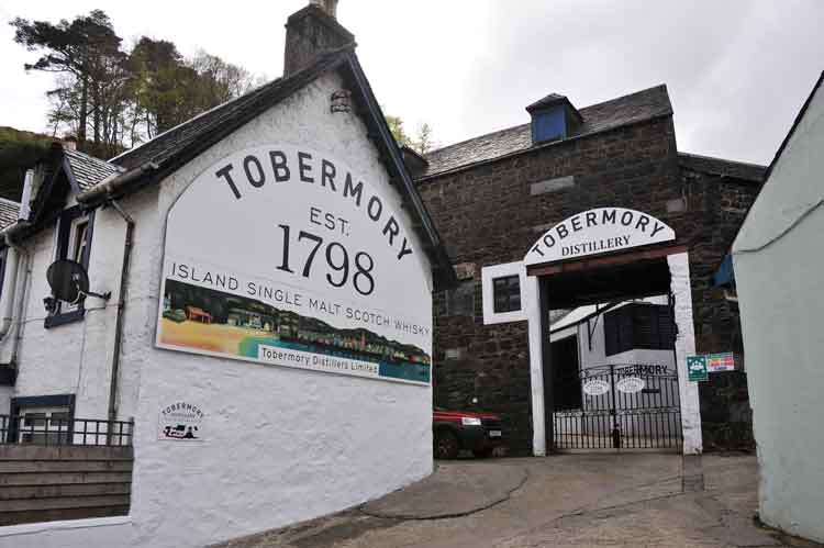 The entrance to Tobermory distillery