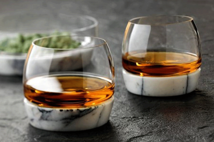 Does The Whiskey Glass Matter – SipDark